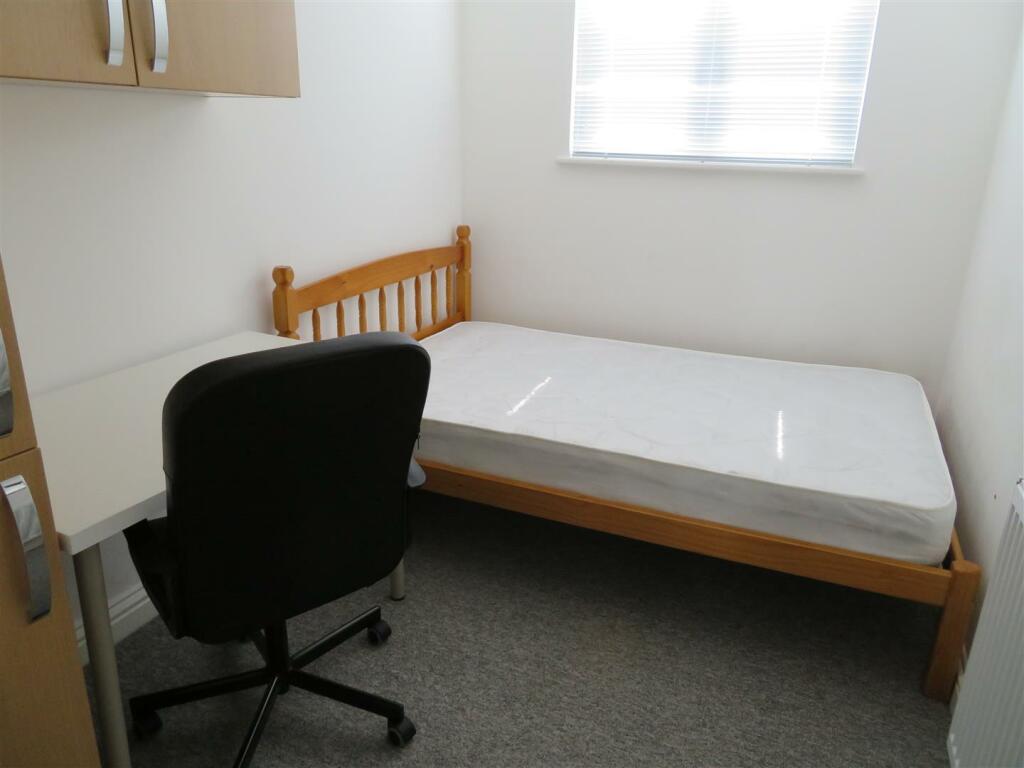 11 Stansted Bed5.JPG