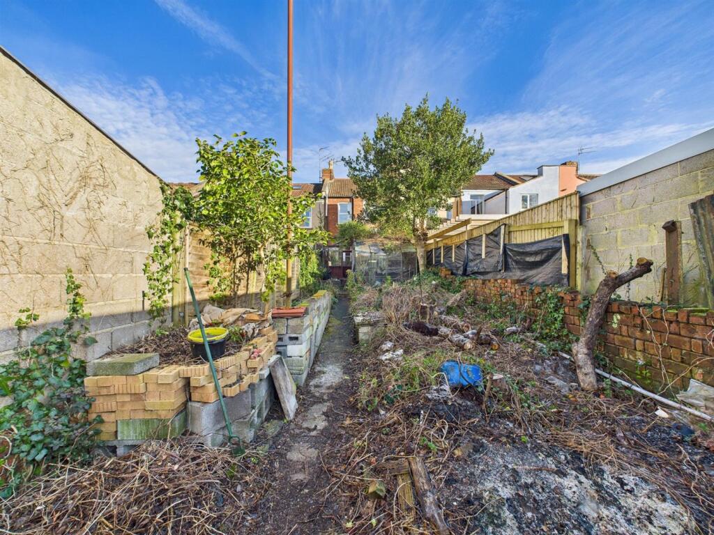 9 - Thee bed mid-terraced house.jpg