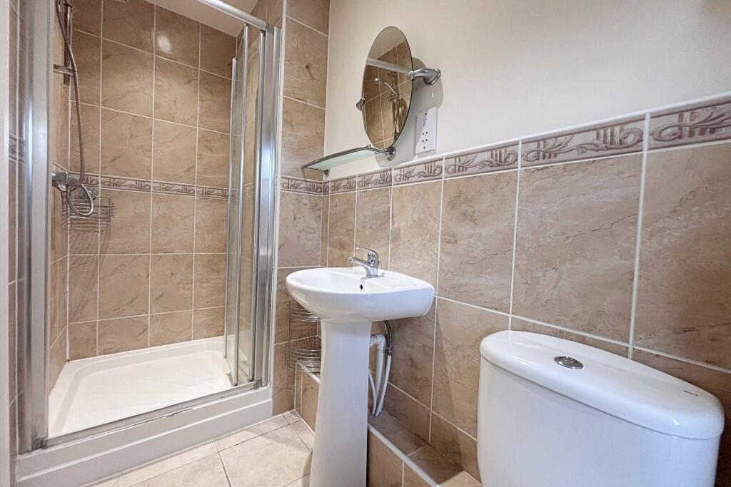 Bed 1 en-suite