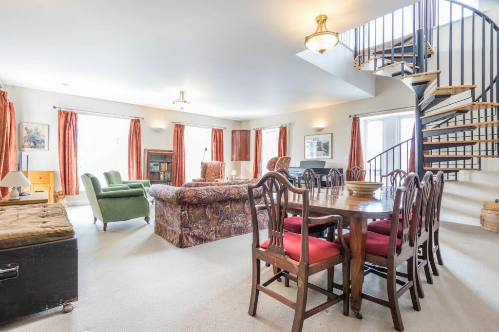 SITTING/DINING ROOM