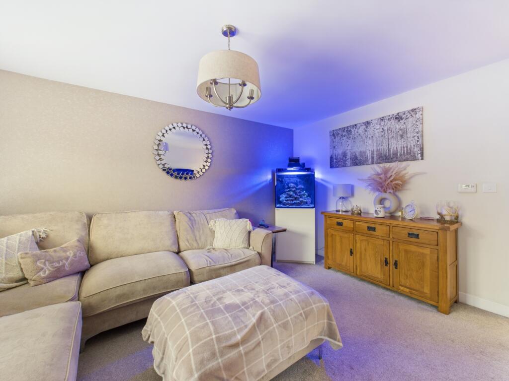 CAM03729G0-PR0022-STILL006