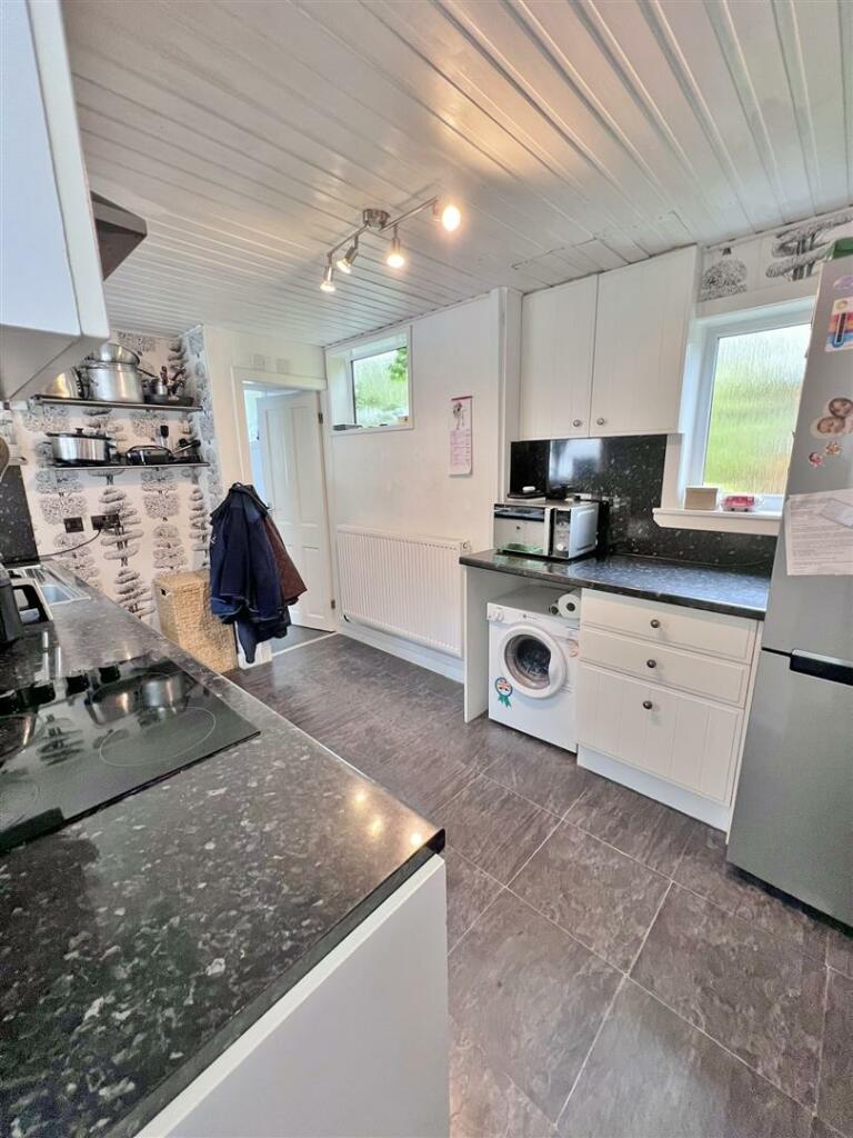 Kitchen (2).JPG