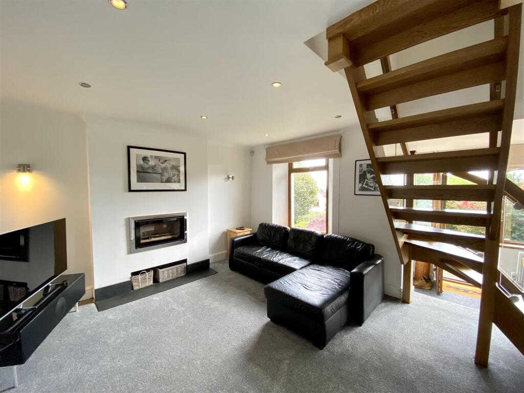 OPEN PLAN SITTING ROOM