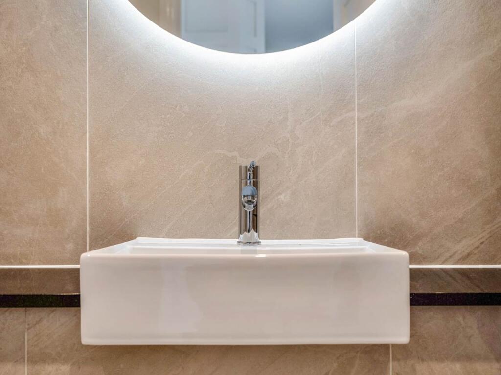 flat 11 bathroom sin