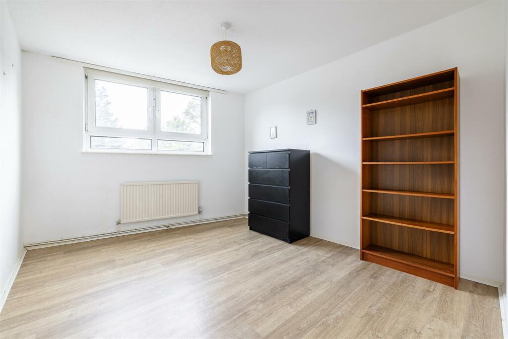 Brading Crescent E11