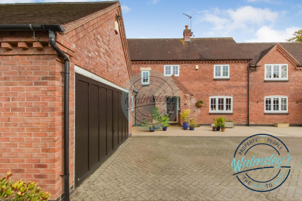 Double garage &amp; driveway