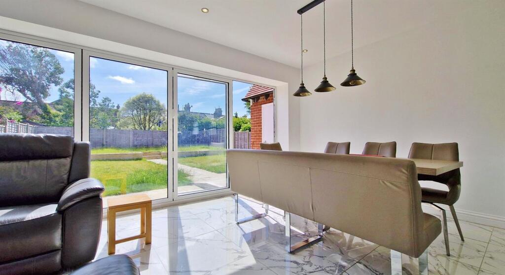 LOUNGE/SITTING ROOM