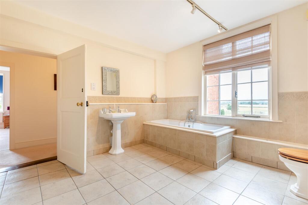 8657361-interior20.jpg