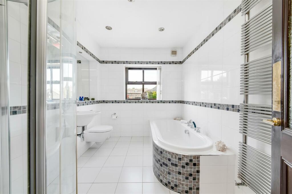 bedroom two en-suite.jpg