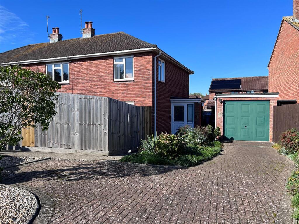 20 ADDISON CLOSE NEW FRONT PIC.jpg