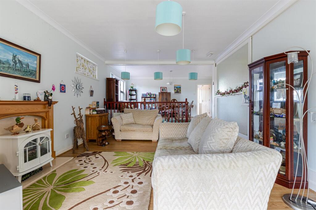 A11 - Southway Headland Road, Torquay - 251203.jpg