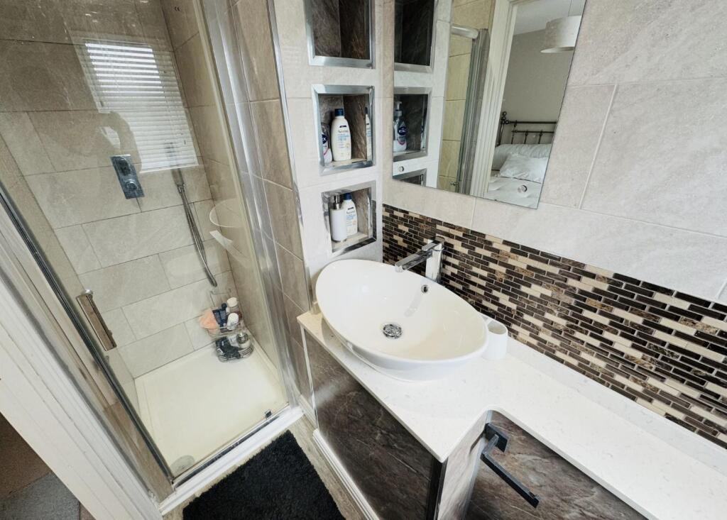 EN-SUITE SHOWER ROOM