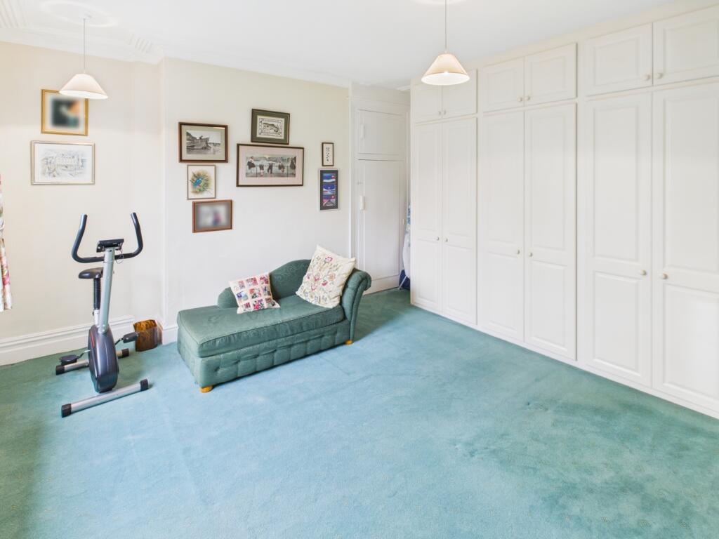 CAM04233G0-PR0042-STILL021