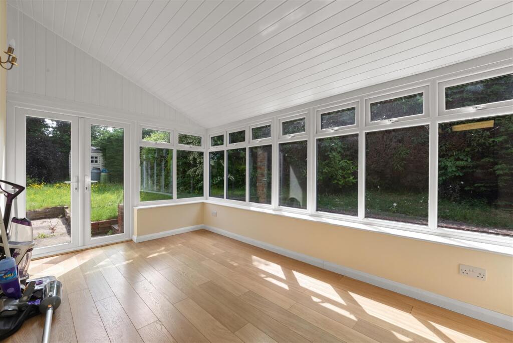 FAMILY ROOM / CONSERVATORY