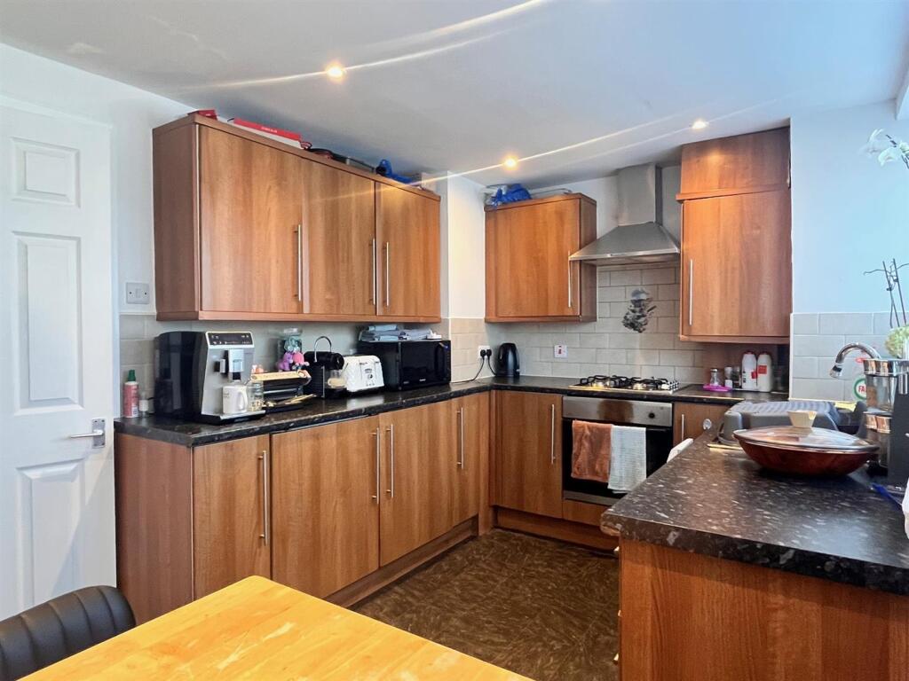 Kitchen2.jpg