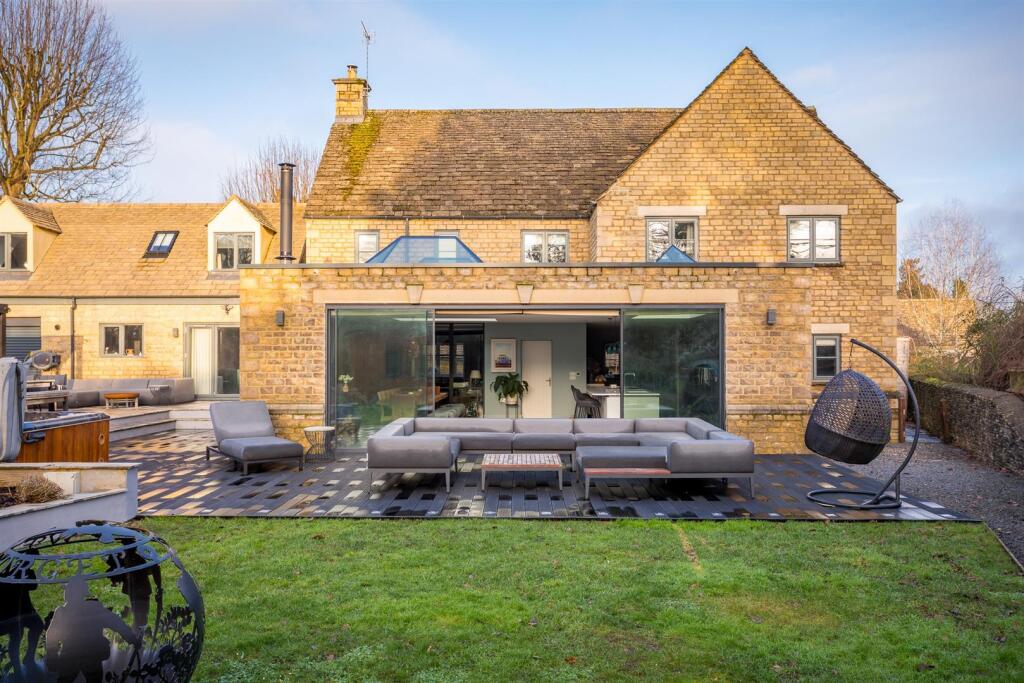 31 - 1 Holm Oaks - GL7 2RQ - Web.jpg