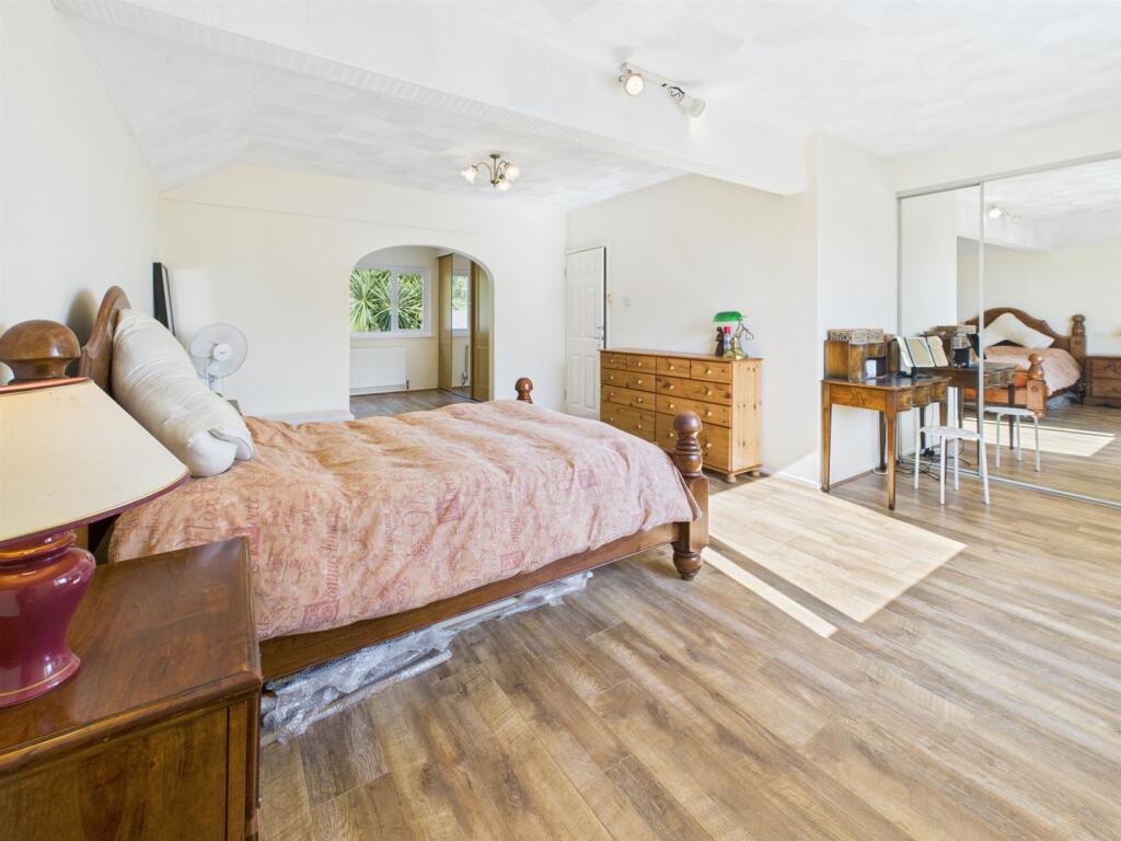 PRINCIPAL BEDROOM SUITE