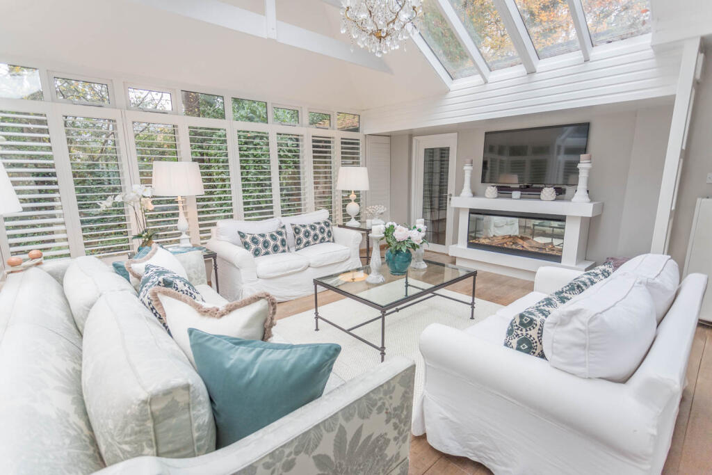 Bright Orangery with doors to Patio