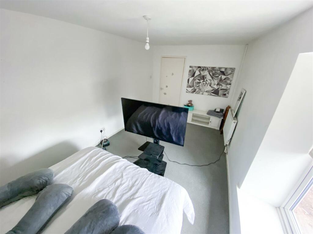 Bedroom1 003.jpg