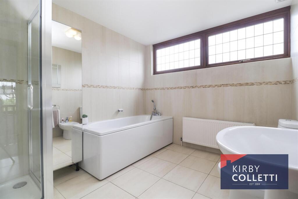 FAMILY BATH/SHOWER ROOM