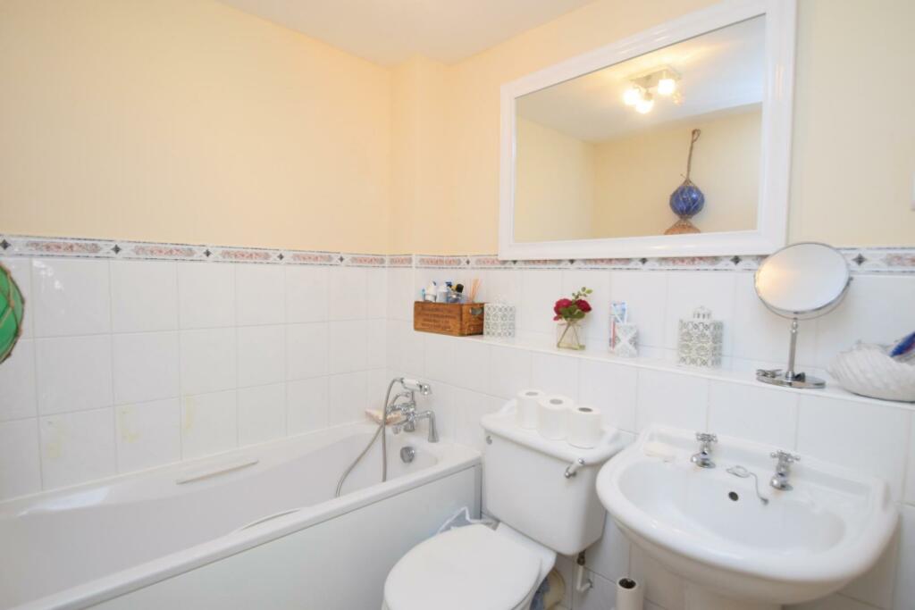 4 Badgers Court Bathroom .JPG