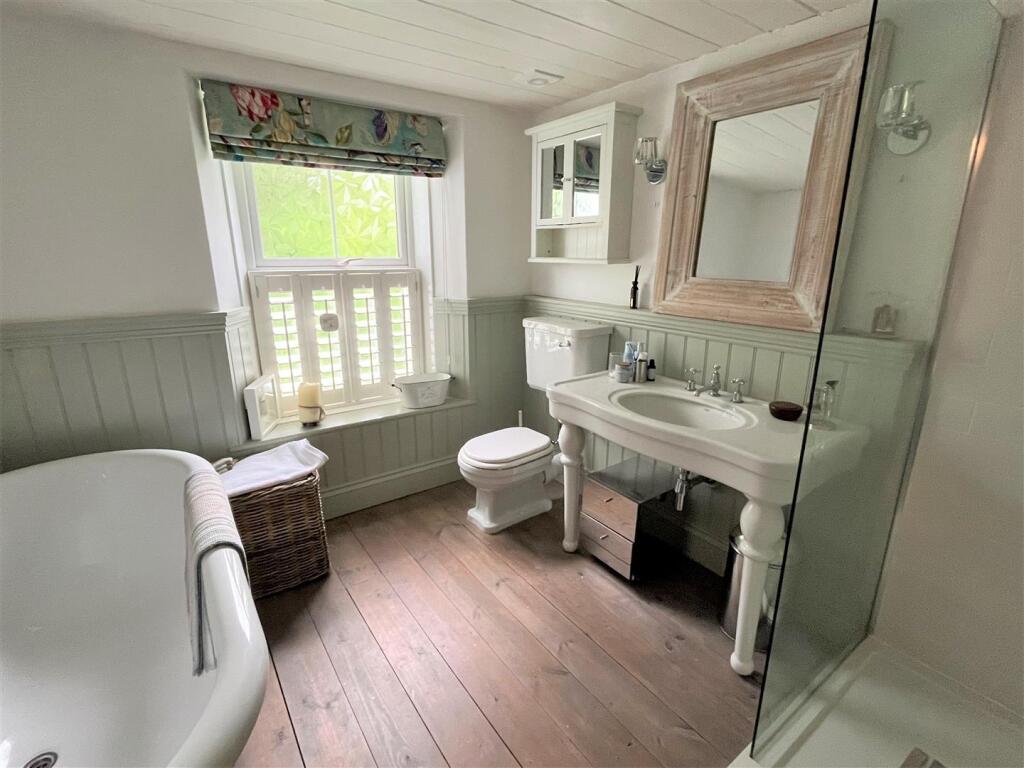 family bathroom.JPG