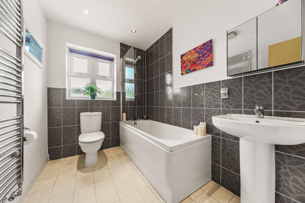 Family bathroom (2nd floor)