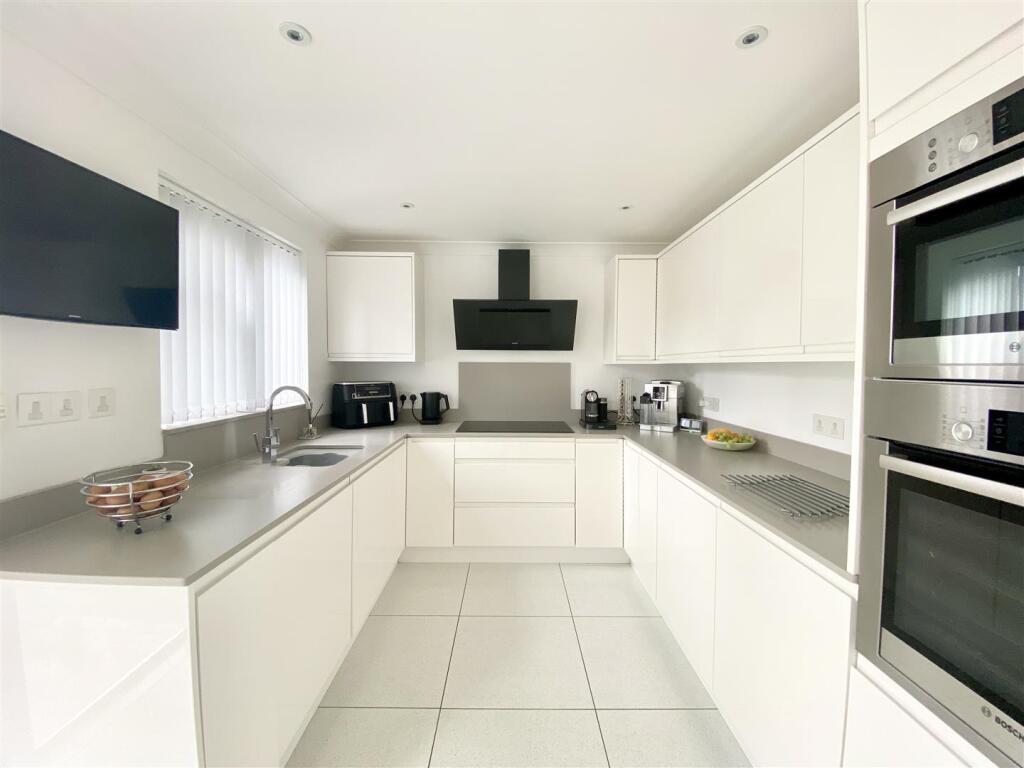 KITCHEN/BREAKFAST ROOM