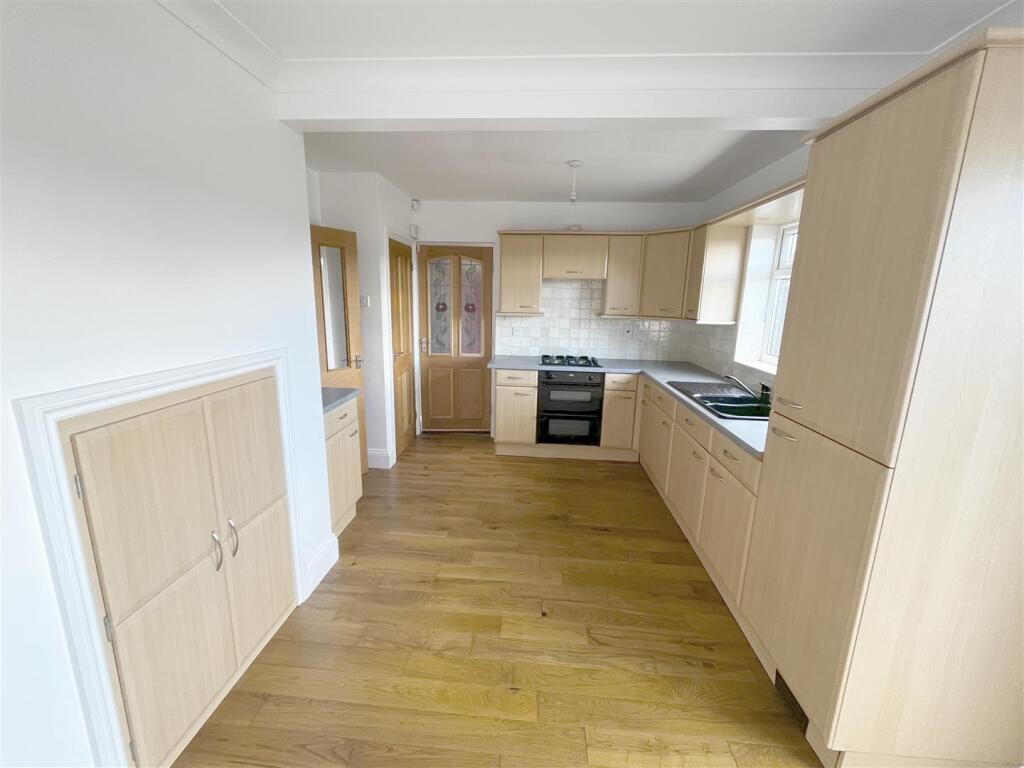 Kitchen2.JPG