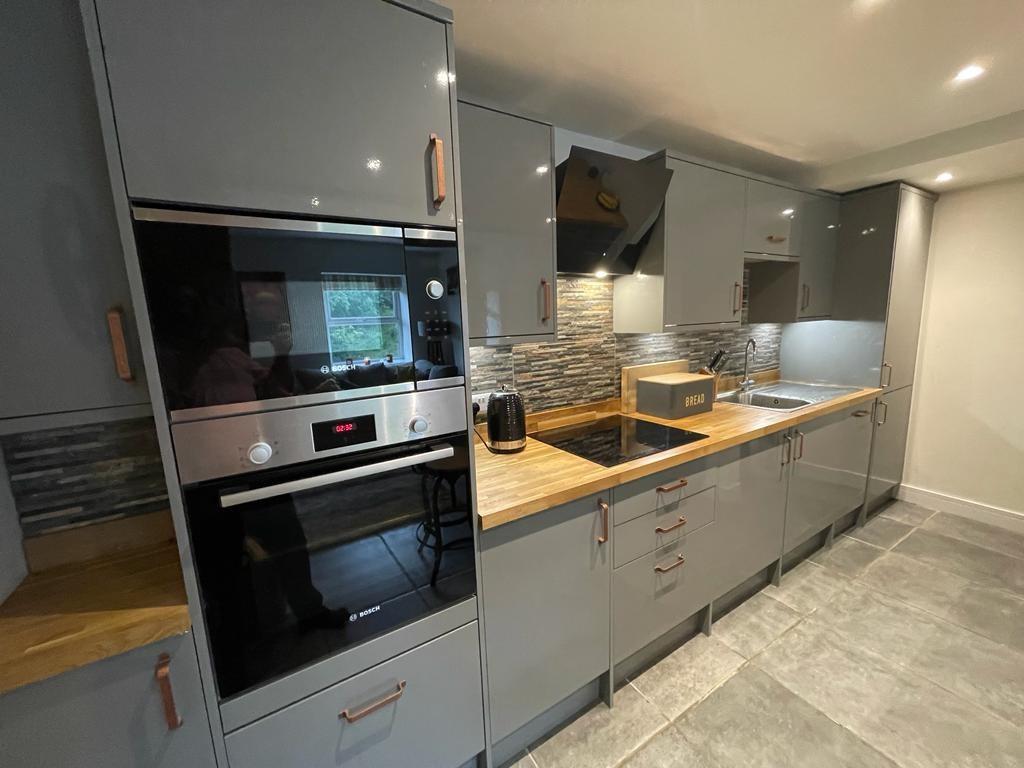 OPEN-PLAN LIVING/DINING ROOM