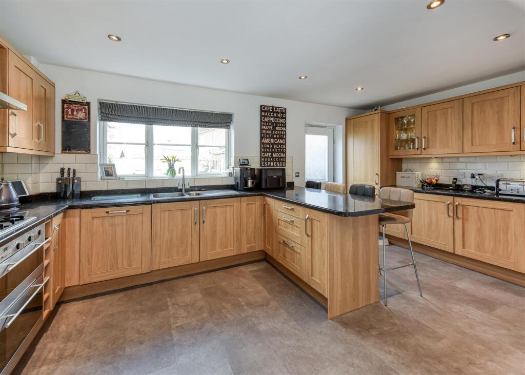 3 Riverside Gardens-kitchen2.jpg