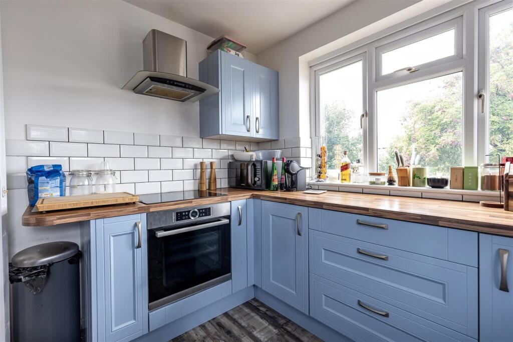 16a Amesbury Close (5).jpg