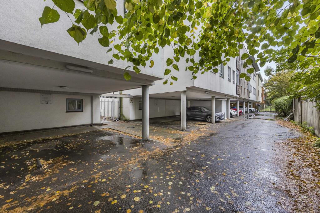 18  Kinglet Close  -012