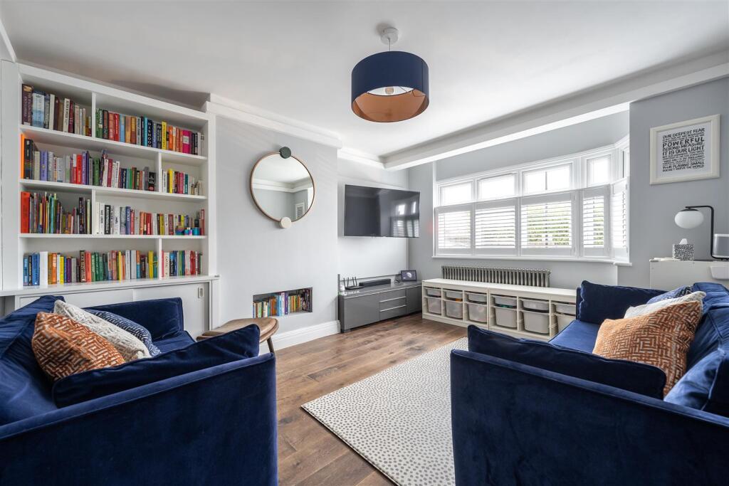 Larkshall Crescent E4