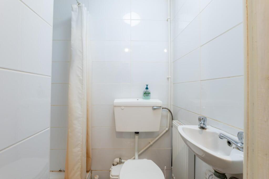 flat 2 shower room-1.jpg