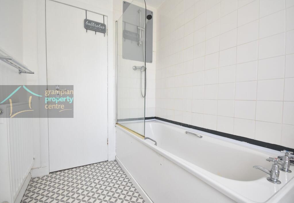 Bathroom 2 .JPG