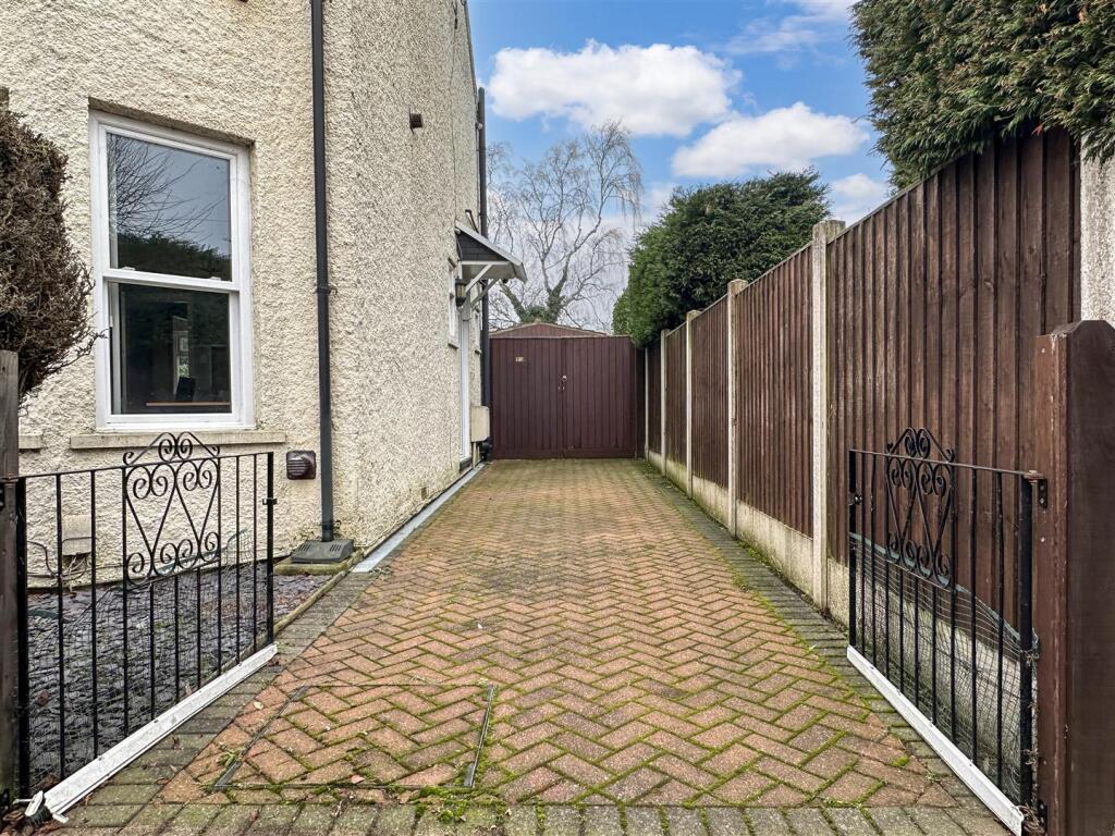 Gated Block Paved Driveway 030