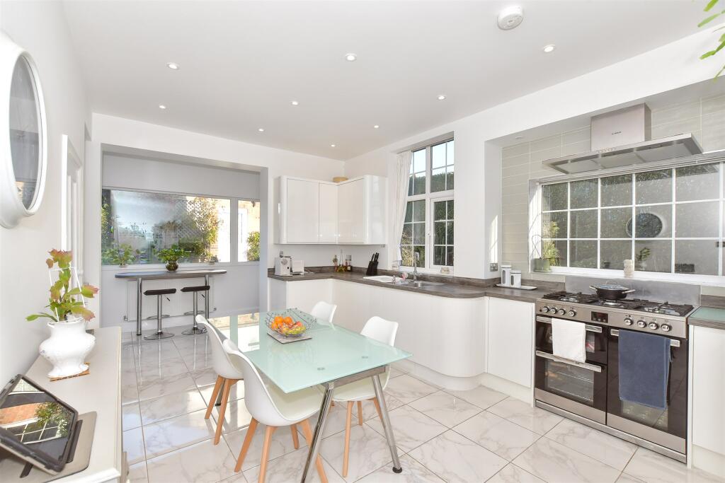 Kitchen/ Breakfast Room