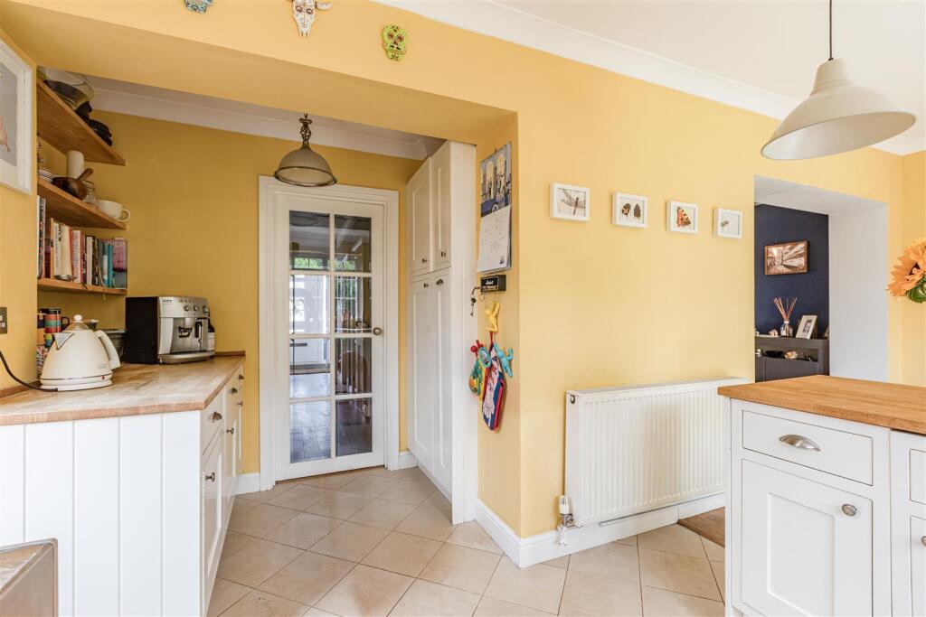 51 Hart Road, KT14 7NJ - 7.jpg