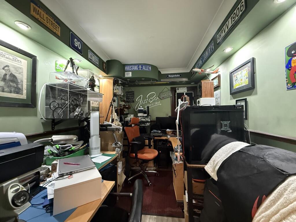 Edwards Close 27 - Home Office.jpg