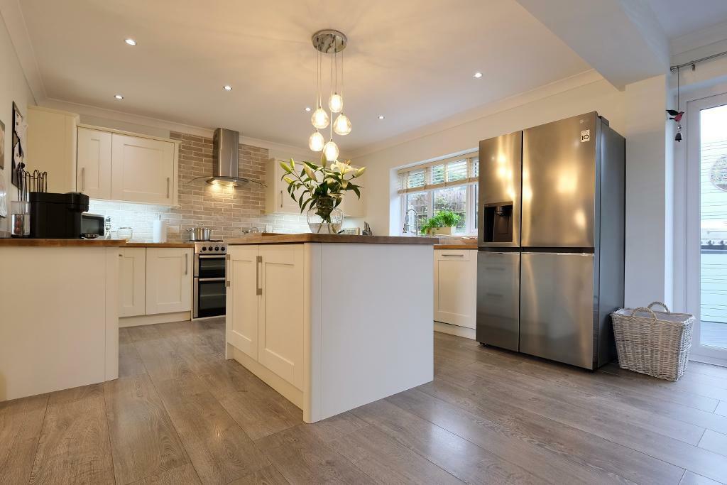 Kitchen with island &amp; fitted appliances