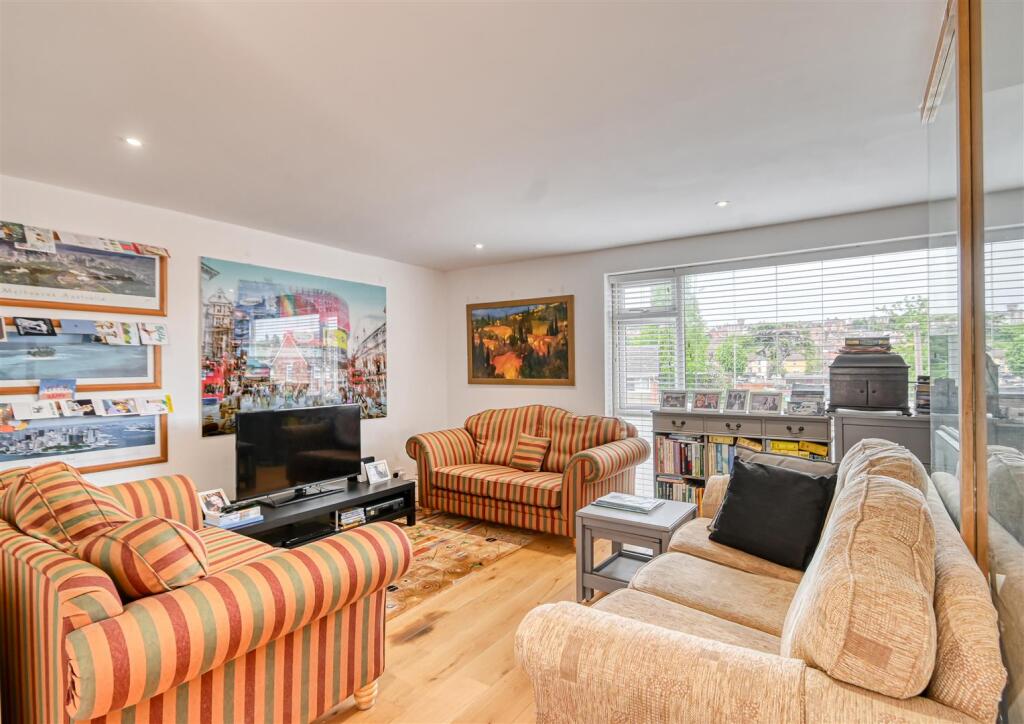 23 Cann Hall Drive-24.jpg