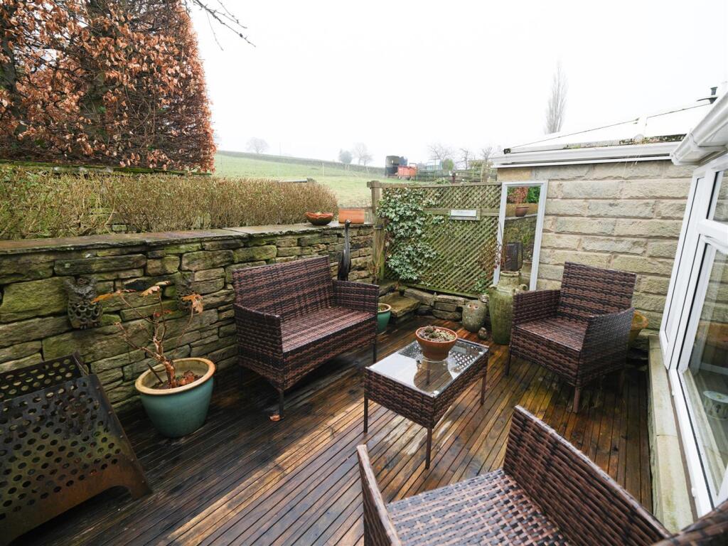 REAR SEATING AREA