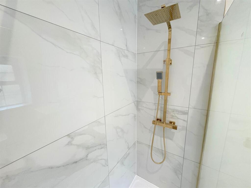 Bathroom e.jpg