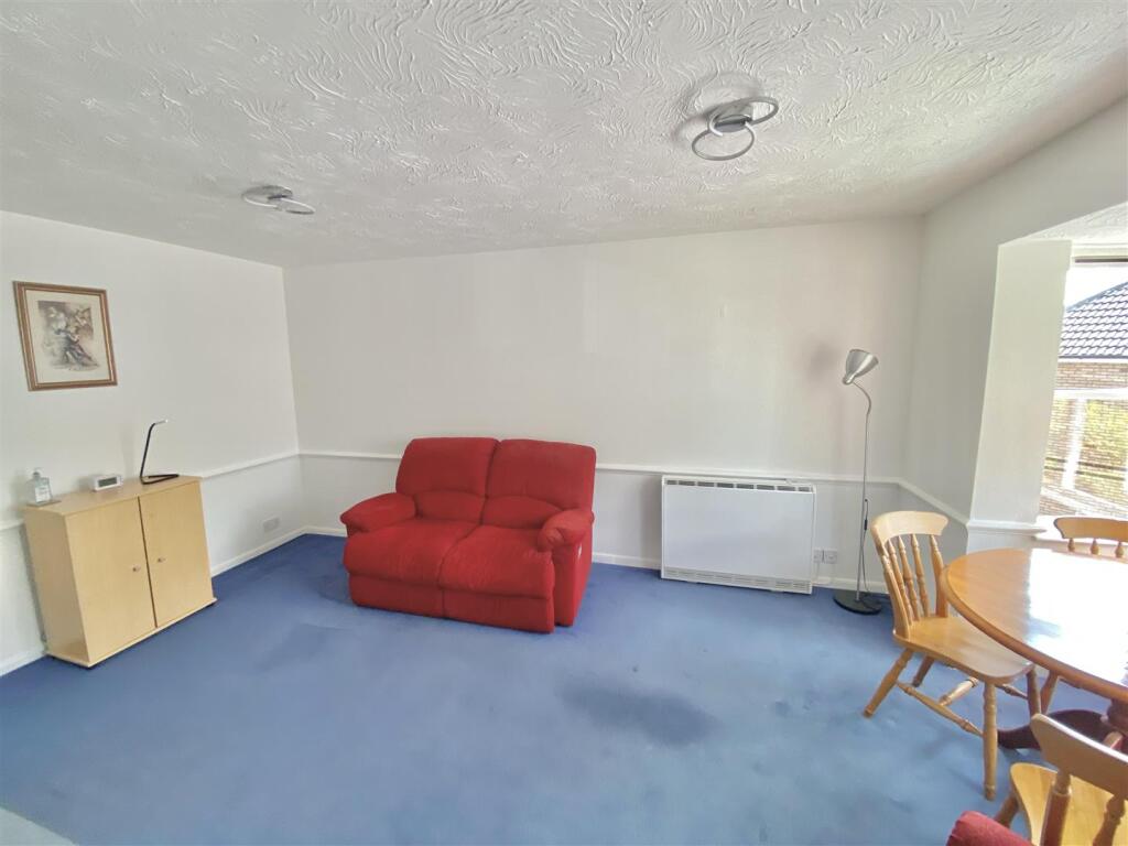 Lounge 1.jpg