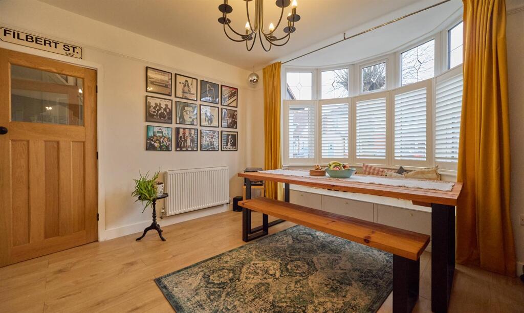 LOUNGE/FAMILY ROOM TO FRONT