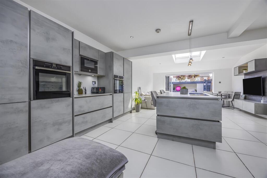 32 Kenyon Road, Copnor-PorticoMarketing-SoldBy-16.