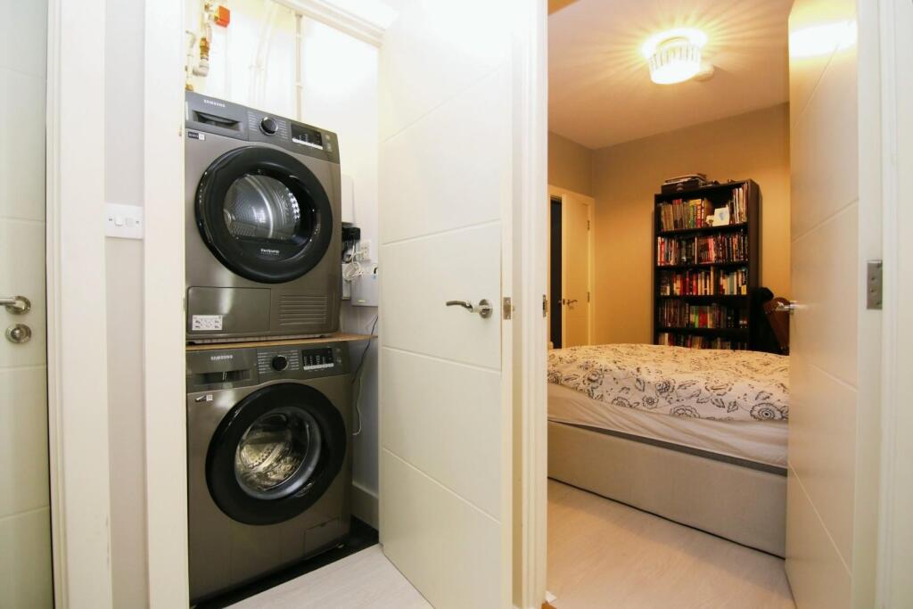 PLUMBED AIRING CUPBOARD