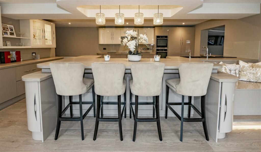KITCHEN SEATING