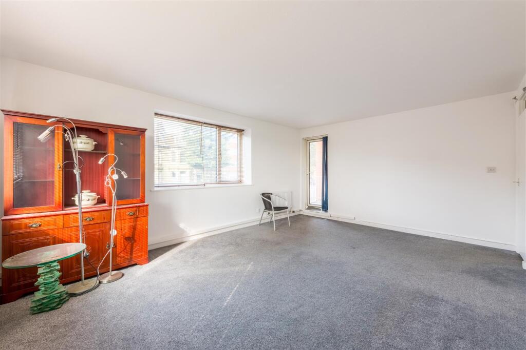 Flat 11 Cromwell Court-8.jpg